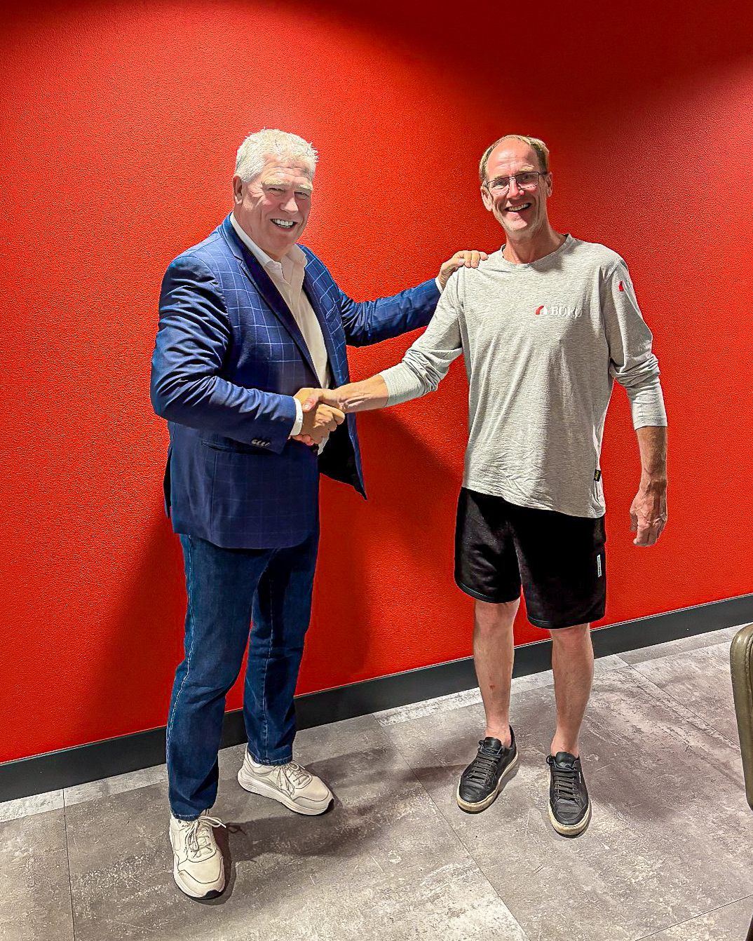 Directeur Rob Bootsman zet jubilaris Rob de Boorder in het zonnetje
