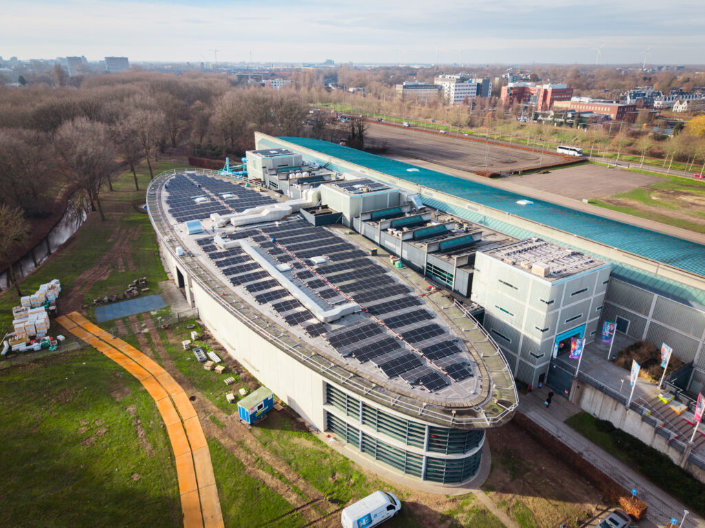 Extra isolatielaag voor dak van zwembad Sportium in Den Bosch namens Sportfondsen Nederland.