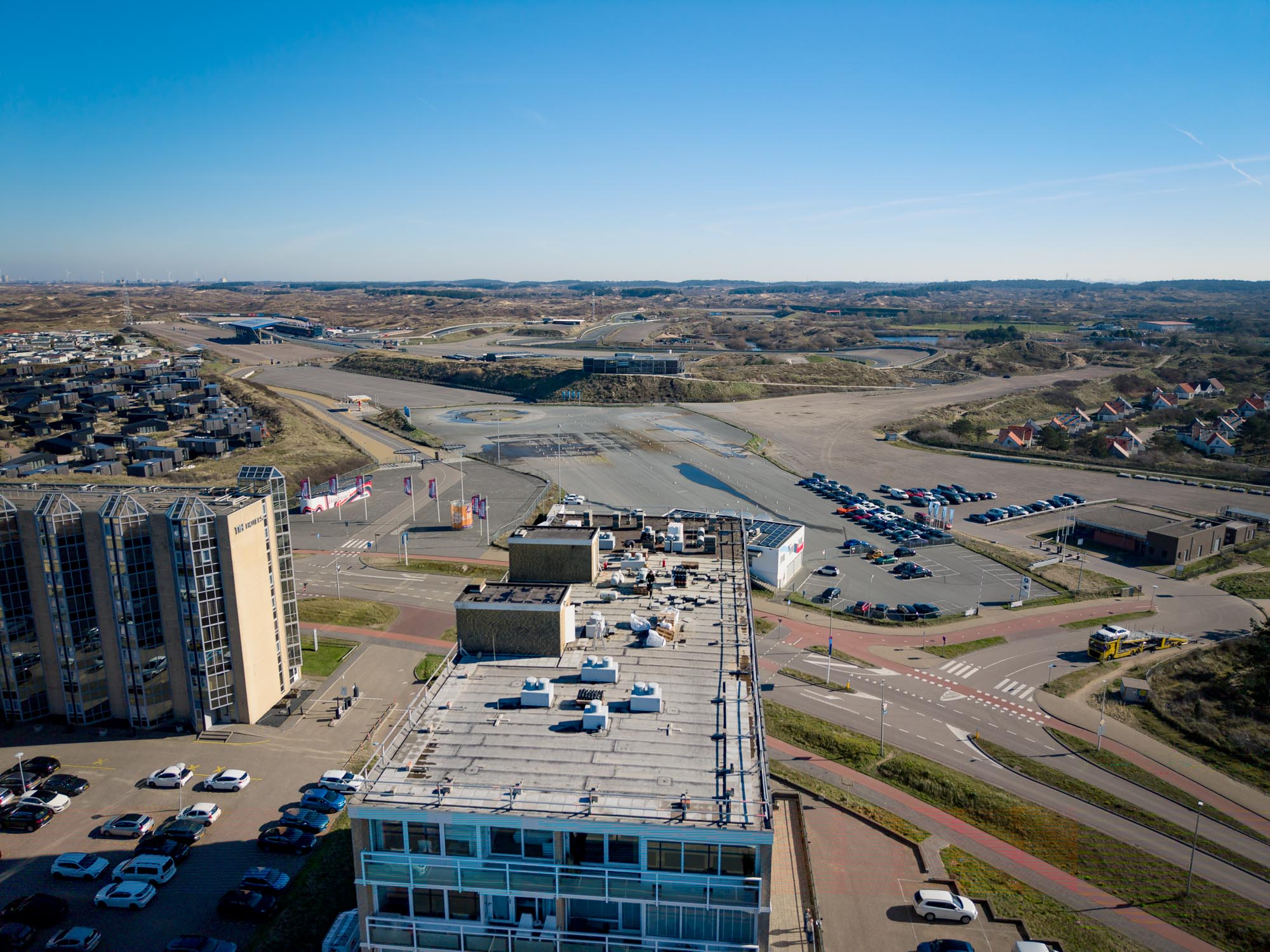 Dakrenovatie bij appartementencomplex in Zandvoort door BOKO Dakbedekkers.