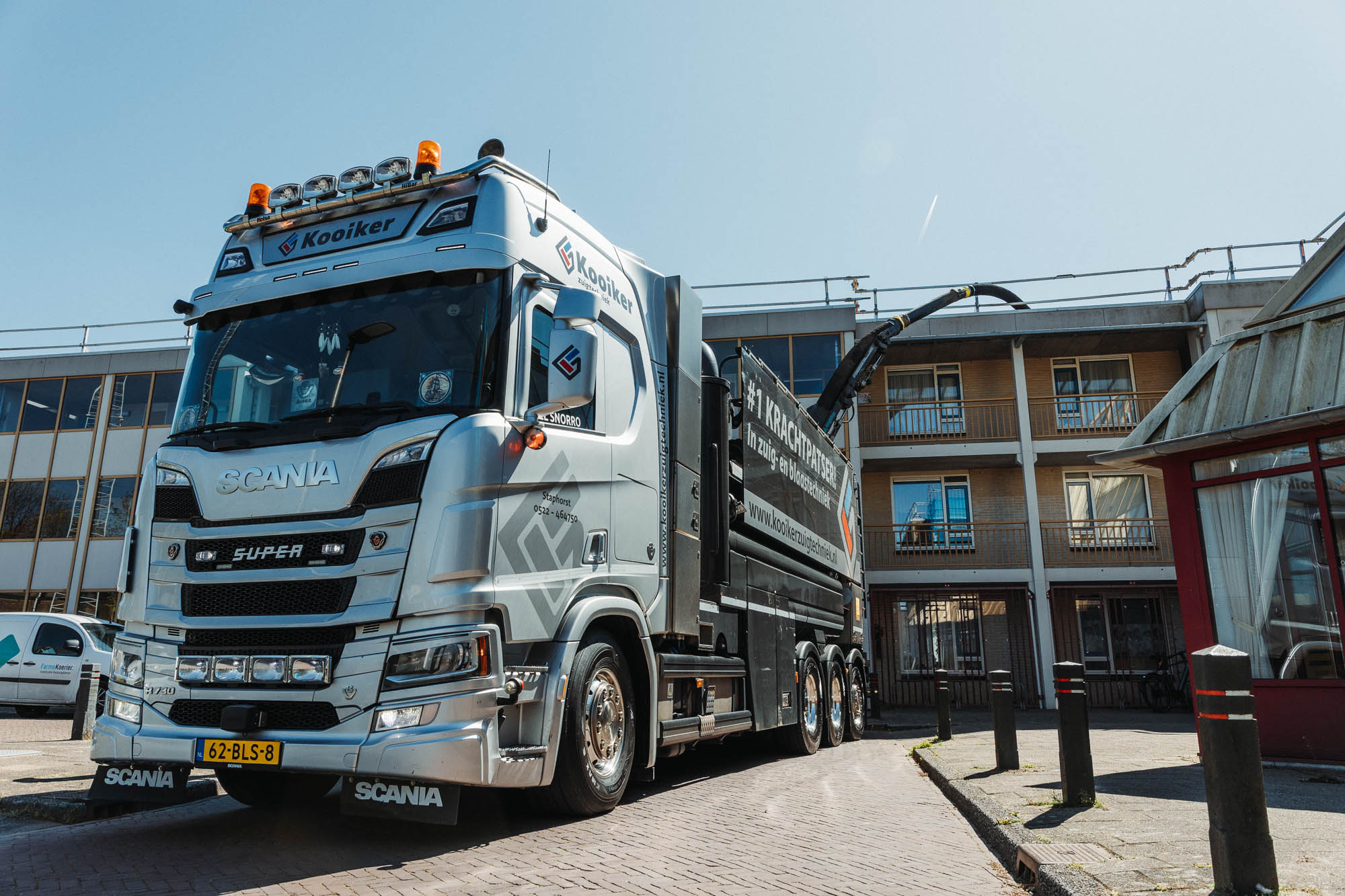 De grindballast werd afgezuigd via een vrachtwagen van Kooiker Zuig- en Blaastechniek