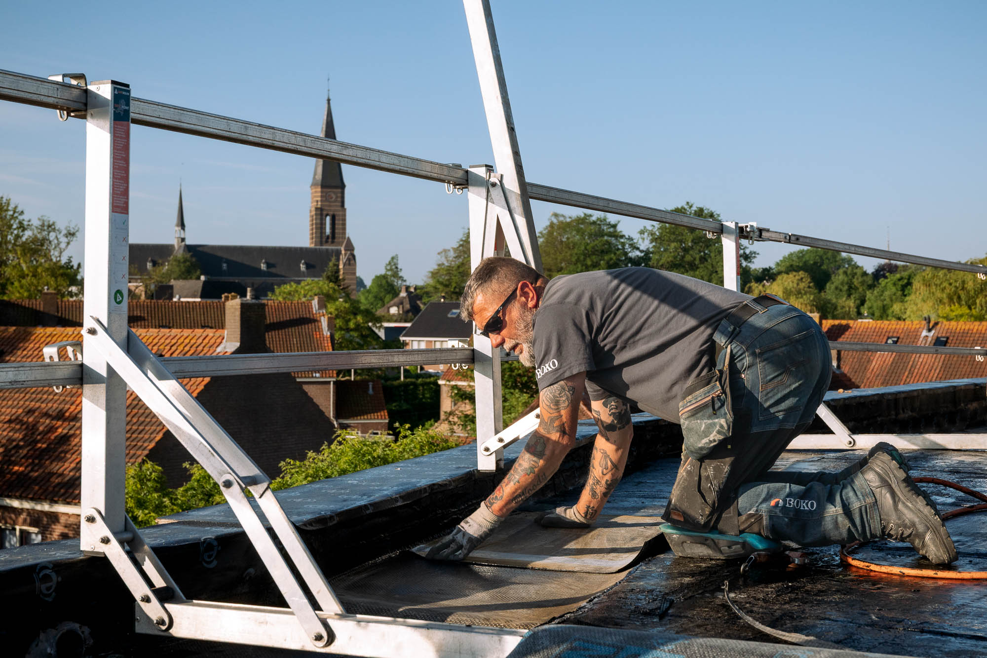 De dakranden zijn daarom uitgevoerd met een zelfklevende variant en de werkzaamheden zijn uitgevoerd volgens de richtlijnen van NEN6050.