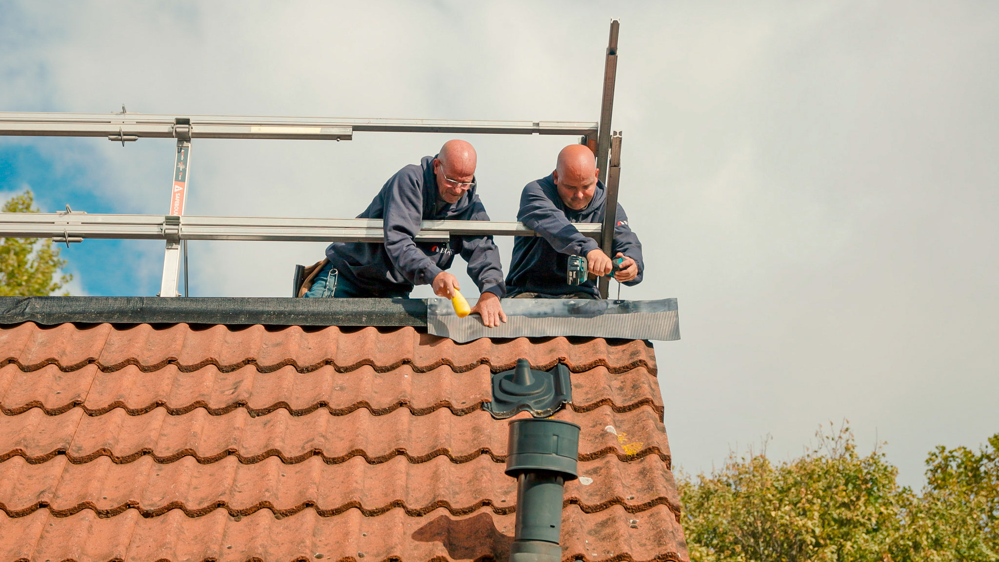 Vader Fred Moonen en zoon Danny Moonen staan dagelijks samen op het dak voor BOKO Dakbedekkers.