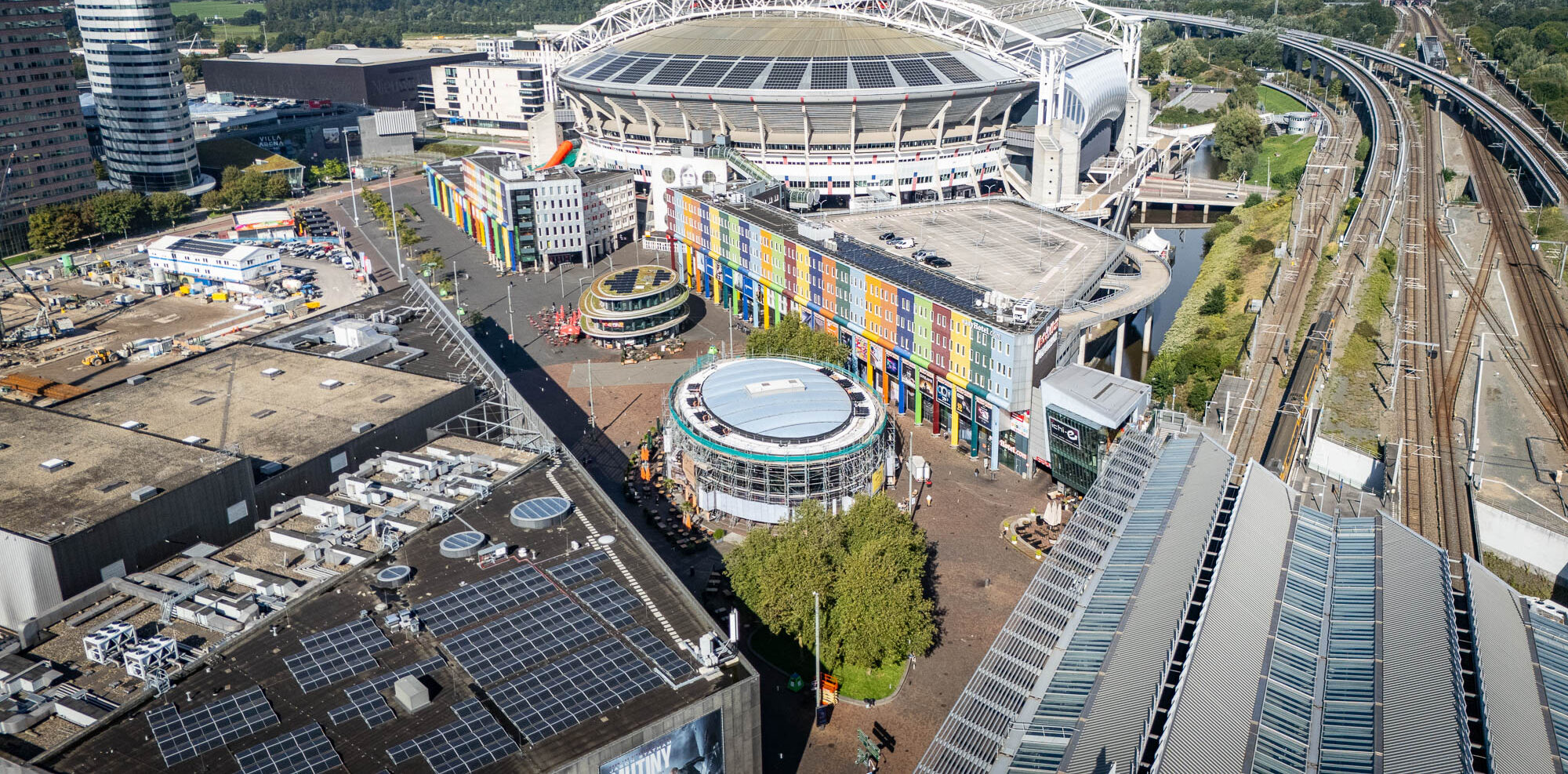 JinSo tijdens de dakrenovatie, gezien van bovenaf met de Johan Cruijff ArenA en station Bijlmer ArenA op de achtergrond.
